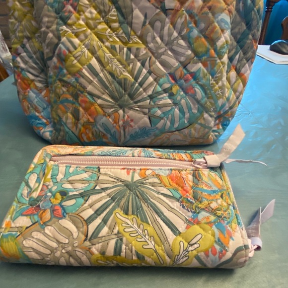 Vera Bradley Cotton Multi-compartment  Purse & wallet 
Rain Forest Canopy - Picture 2 of 11